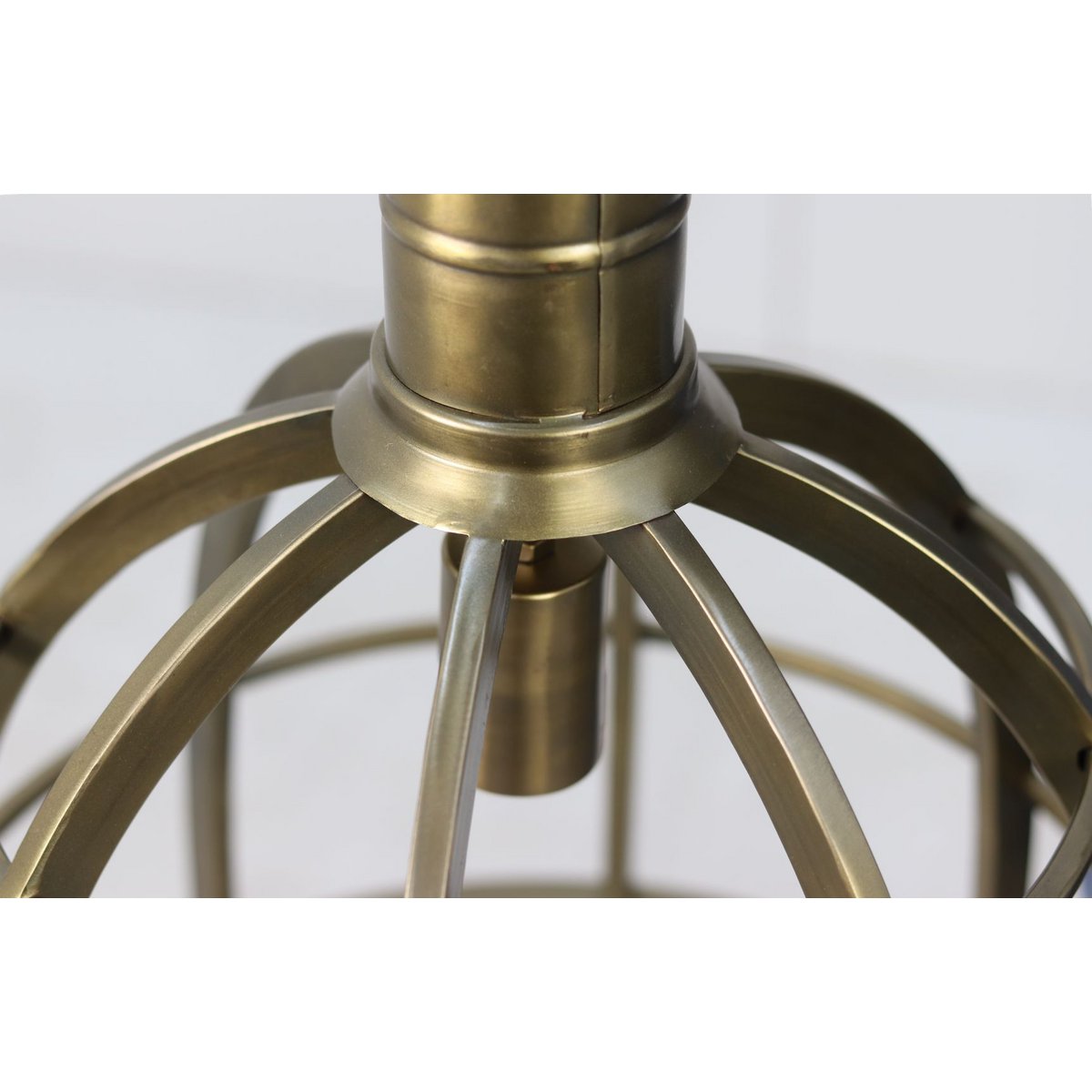 Goldene Pendelleuchte aus Eisen – E27-Fassung, Industrielles Design für Esszimmer & Küche