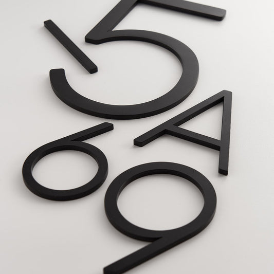 EZRA Mattschwarze Hausnummern aus Messing | Hausnummernschild 1