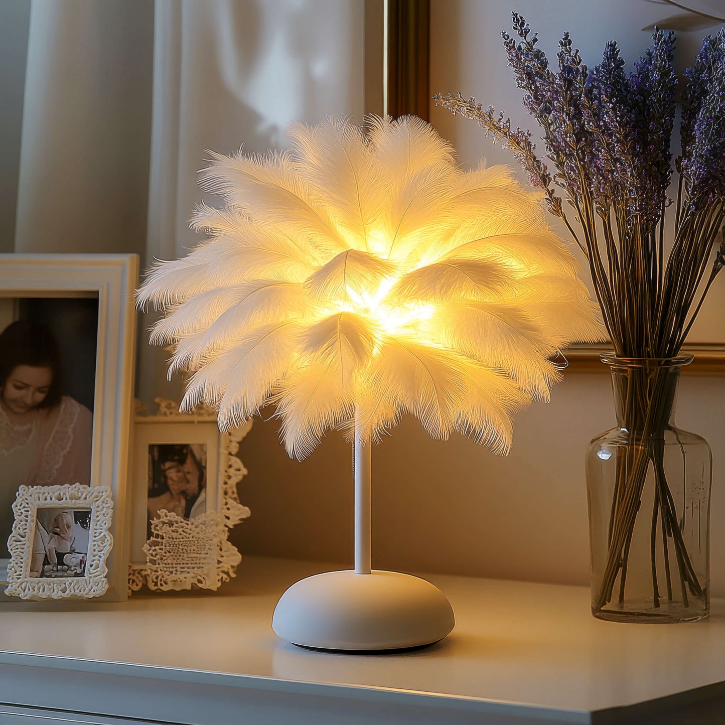 Gefiederte Fantasielampe | LED Tischlampe in Weiß 1