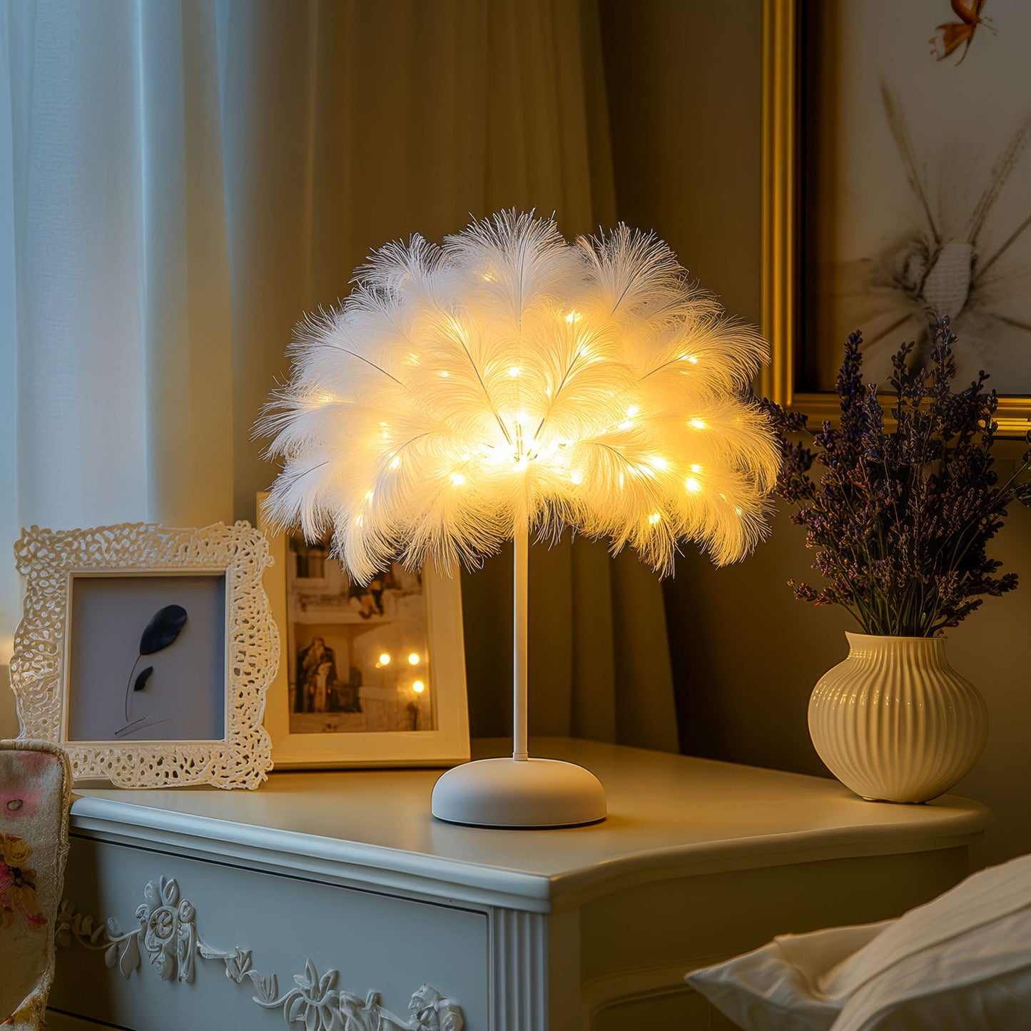 Gefiederte Fantasielampe | LED Tischlampe in Weiß 3