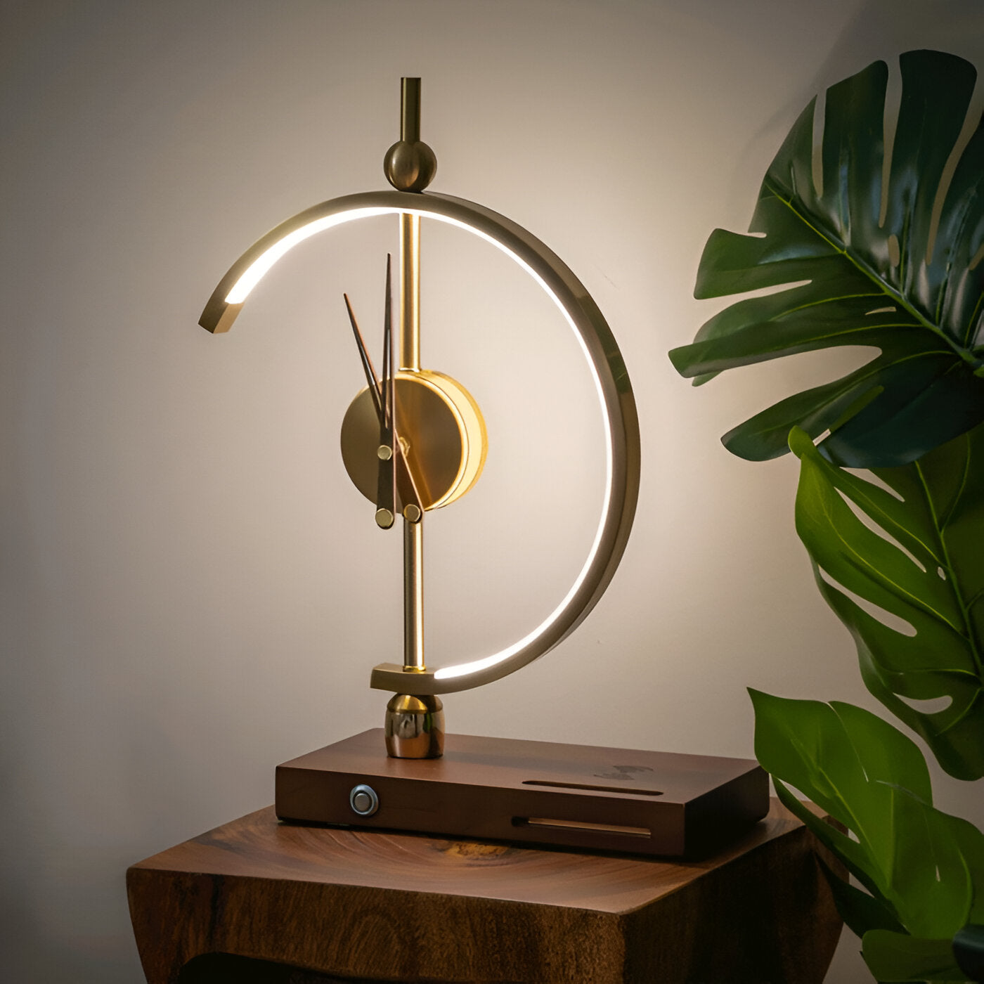 Moderne LED Tischlampe mit Uhr und Kabellosem Ladegerät – Geometrisches Design in Gold, Multifunktionale Tischleuchte-4