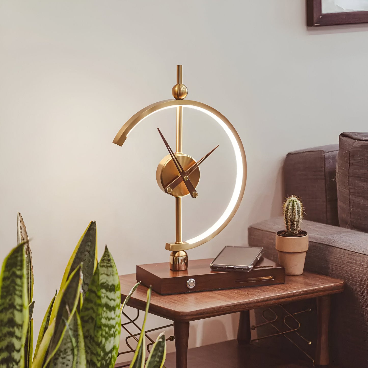 Moderne LED Tischlampe mit Uhr und Kabellosem Ladegerät – Geometrisches Design in Gold, Multifunktionale Tischleuchte-1