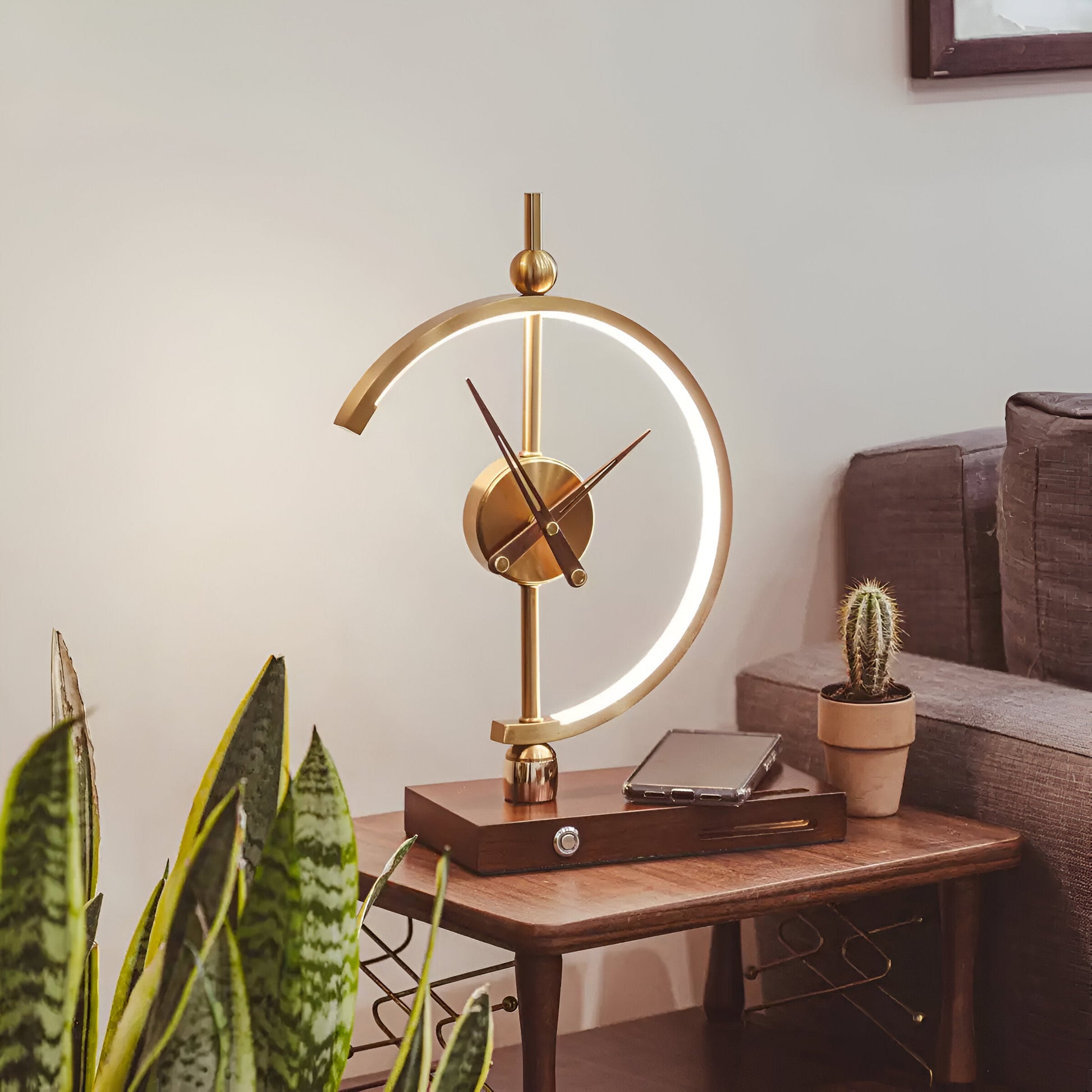 Moderne LED Tischlampe mit Uhr und Kabellosem Ladegerät – Geometrisches Design in Gold, Multifunktionale Tischleuchte-1