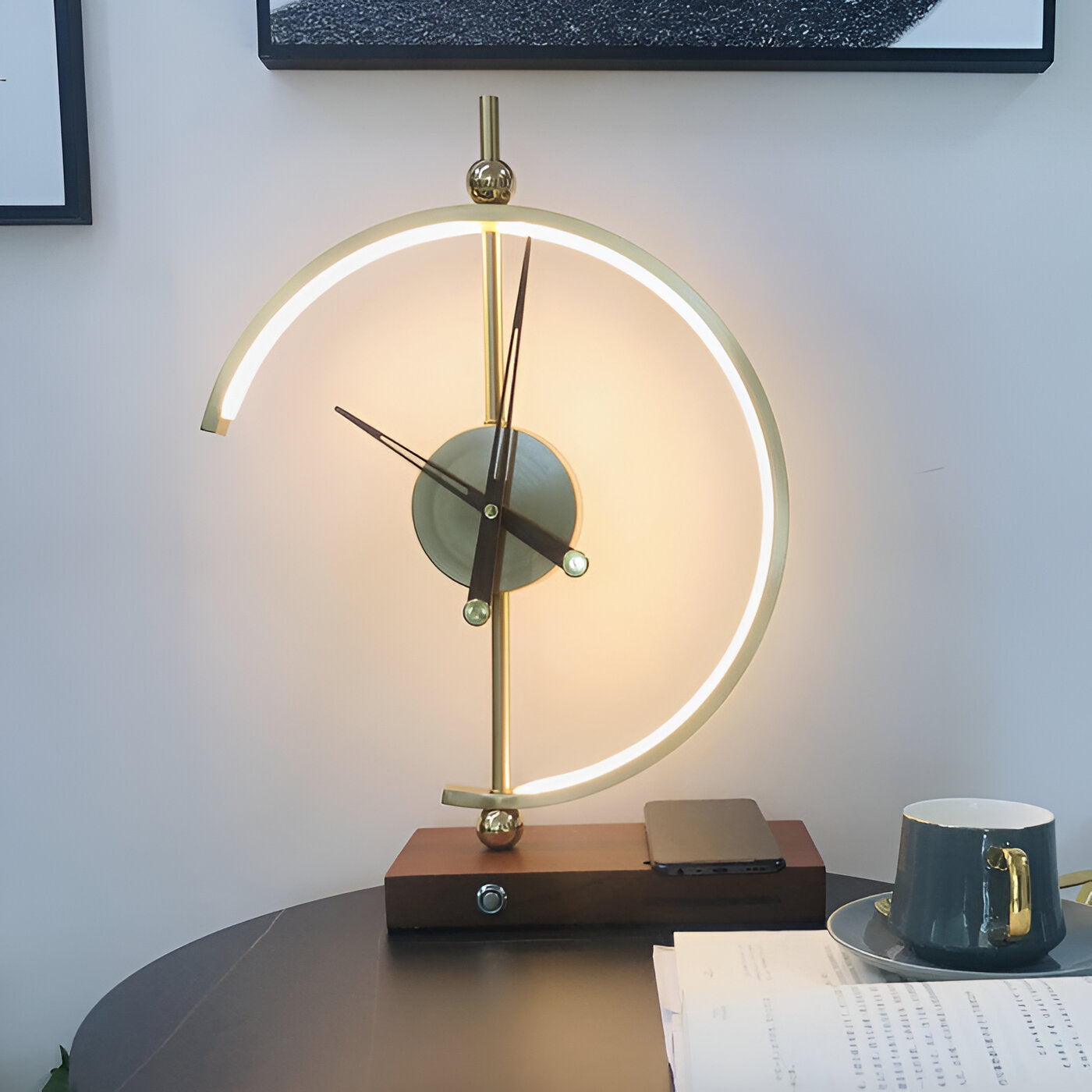 Moderne LED Tischlampe mit Uhr und Kabellosem Ladegerät – Geometrisches Design in Gold, Multifunktionale Tischleuchte-5