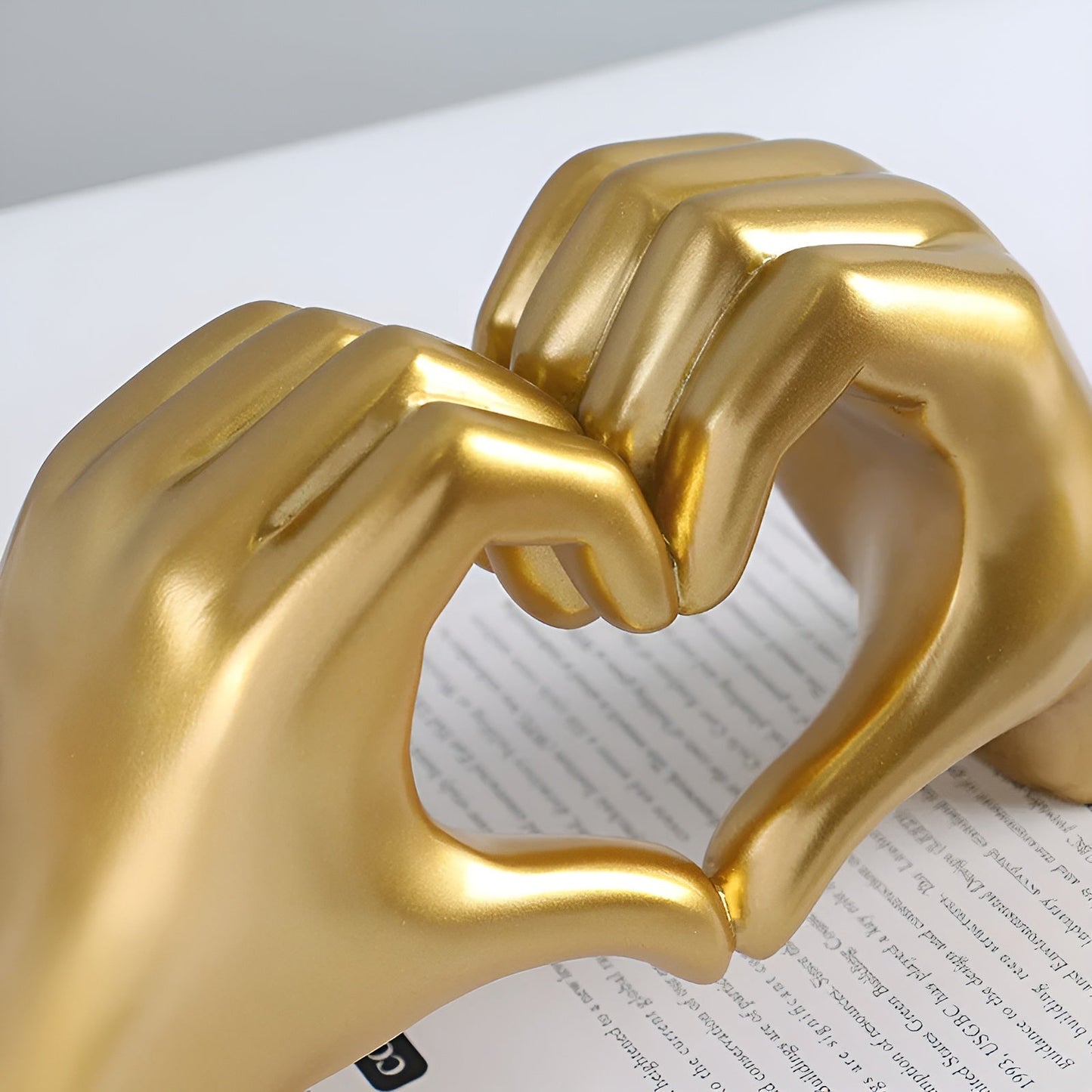Sculpted Love Figur – Moderne Hand-Liebesfigur aus hochwertigem Harz für zeitlose Romantik und elegante Dekoration-5
