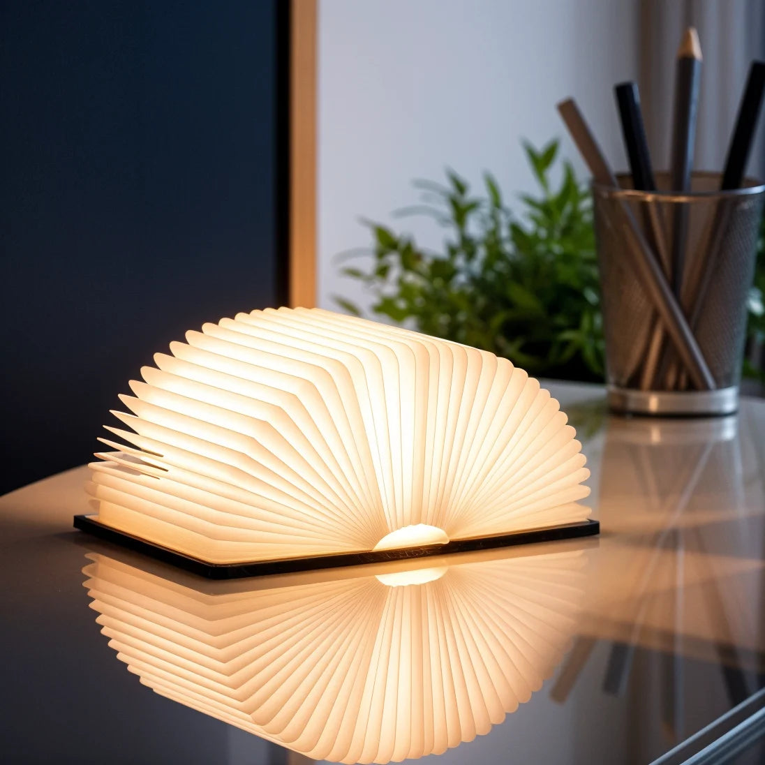Luminobook | LED Buchlampe aus Holz mit USB-Ladefunktion 5