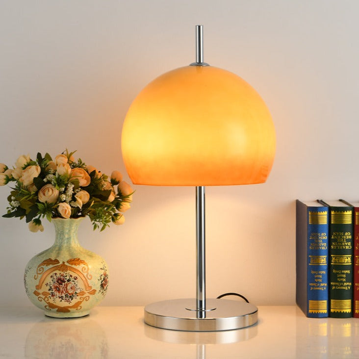 Pilz Bauhaus Tischlampe mit Bernsteinfarbenem Glasschirm | Elegante LED Tischleuchte für Modernes Wohndesign-2