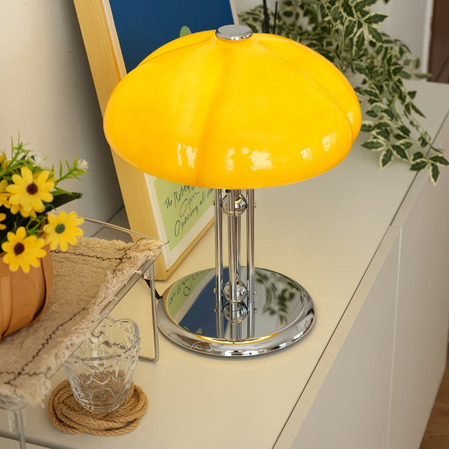 Pilz Bauhaus Tischlampe mit Bernsteinfarbenem Glasschirm | Elegante LED Tischleuchte für Modernes Wohndesign-3