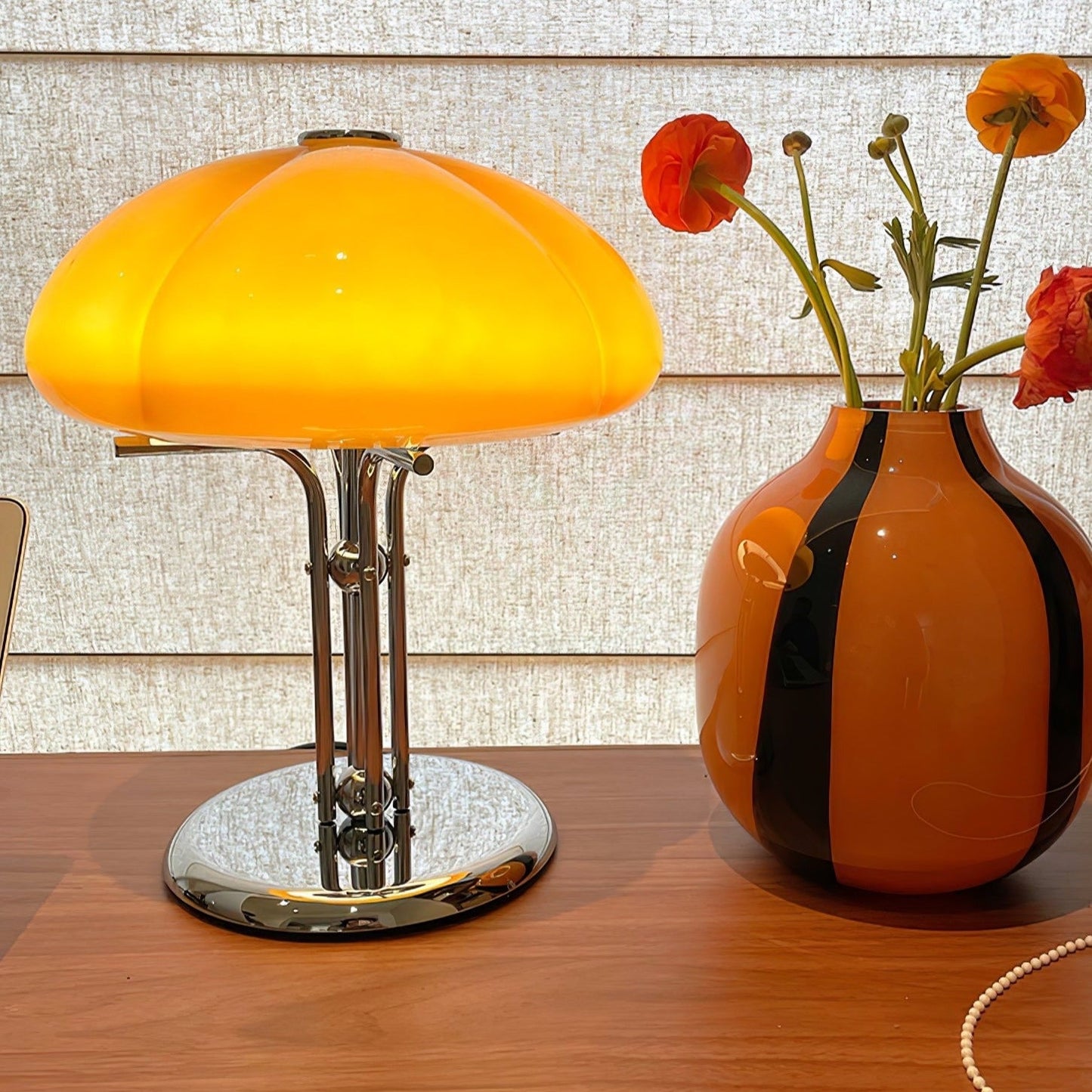 Pilz Bauhaus Tischlampe mit Bernsteinfarbenem Glasschirm | Elegante LED Tischleuchte für Modernes Wohndesign-6
