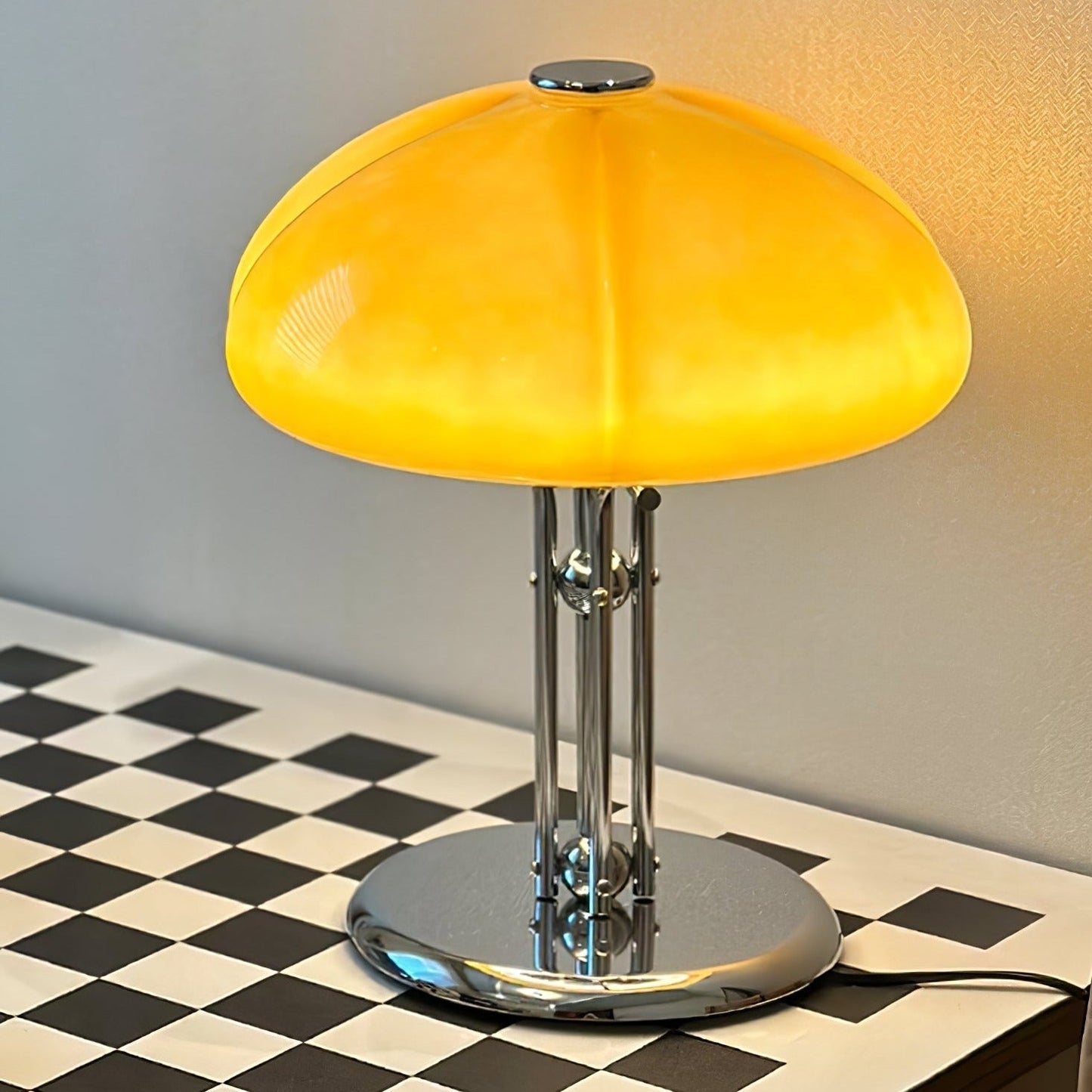 Pilz Bauhaus Tischlampe mit Bernsteinfarbenem Glasschirm | Elegante LED Tischleuchte für Modernes Wohndesign-5