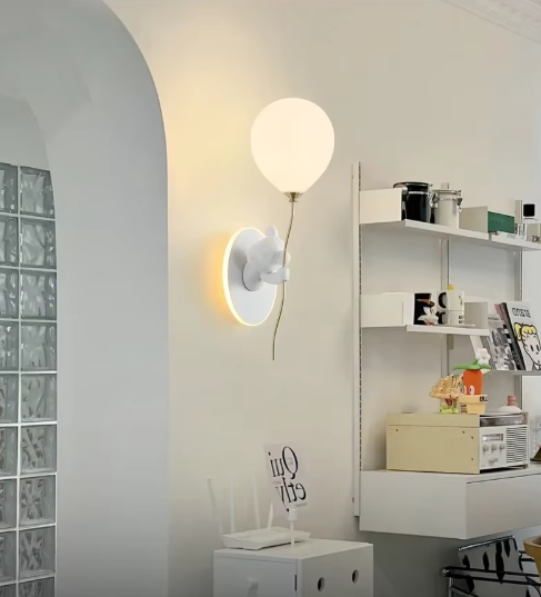 Kinkiet – Lampa w kształcie balonu z kreskówkową grafiką do pokoju dziecięcego i gabinetu
