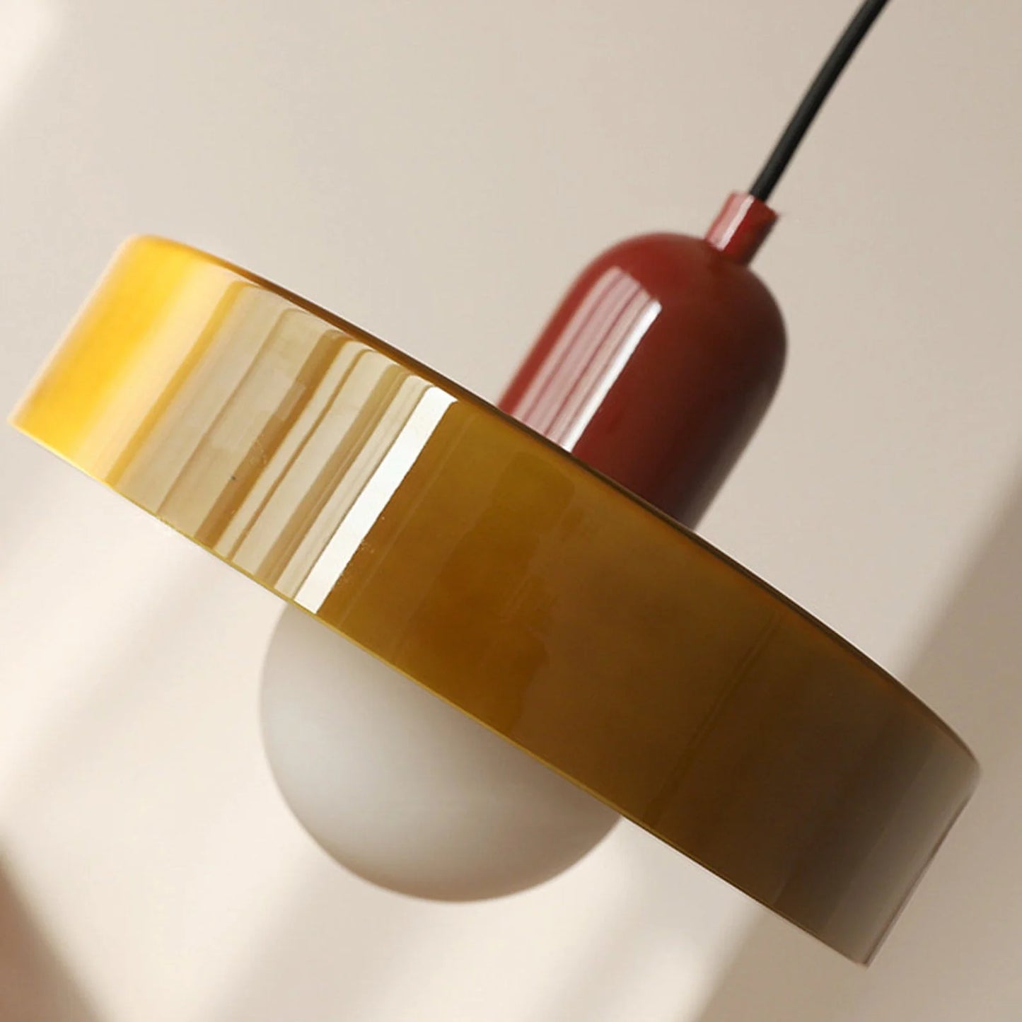 Bauhaus Pendelleuchte aus Farbglas