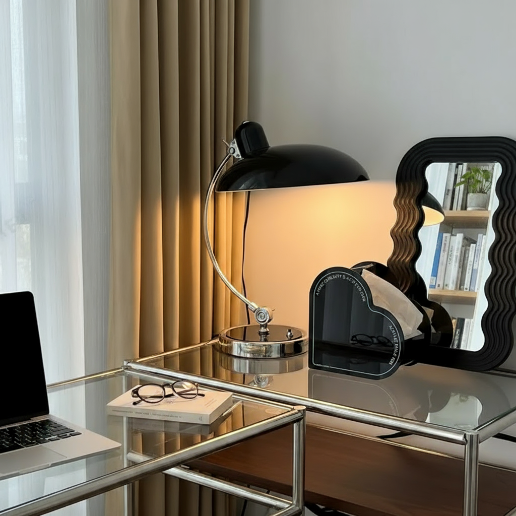 ScandiArc Tischleuchte – Bauhaus-inspirierte Eisenlampe