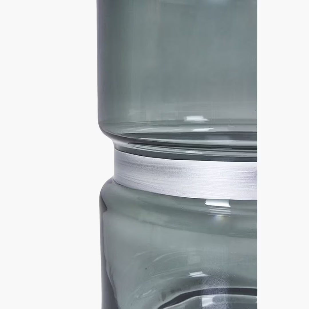 Glasvase „Opti“ – Handgefertigte Vase aus grauem Glas mit silbernem Streifen, Ø 25 cm, H 35 cm, europäische Manufakturqualität