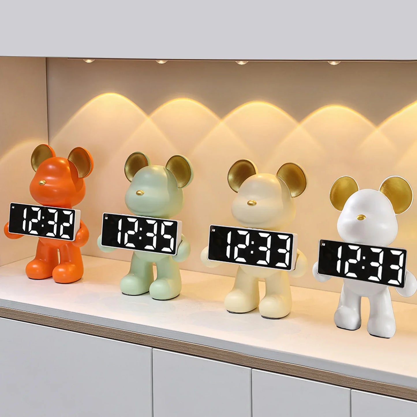 TeddyTick Miniatur Bärenuhr – Charmante Uhr für Kinderzimmer Dekoration und Zeitmessung, 26 cm aus Harz-2