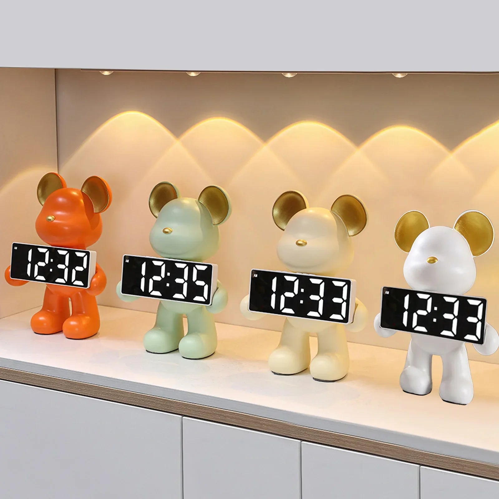 TeddyTick Miniatur Bärenuhr – Charmante Uhr für Kinderzimmer Dekoration und Zeitmessung, 26 cm aus Harz-2