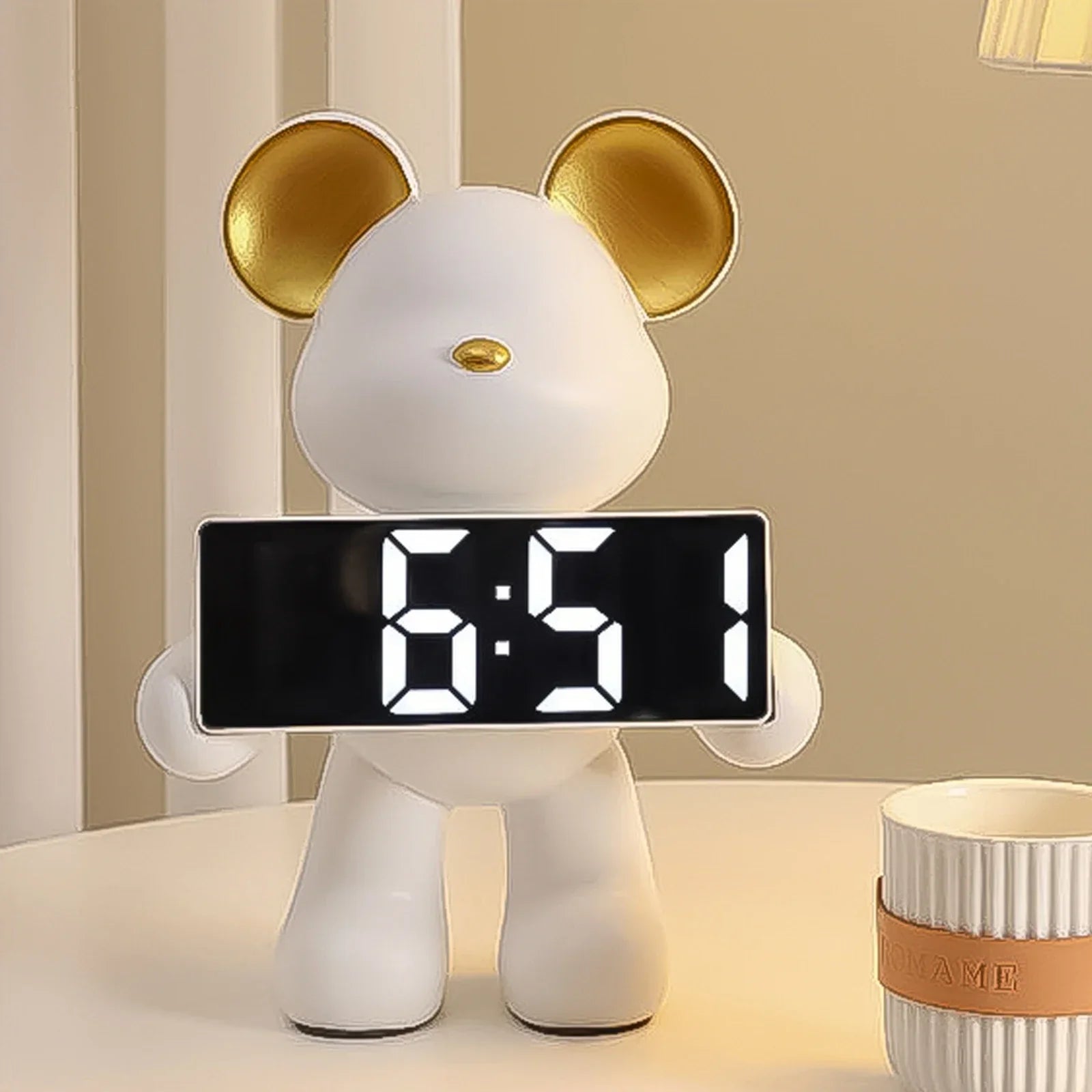 TeddyTick Miniatur Bärenuhr – Charmante Uhr für Kinderzimmer Dekoration und Zeitmessung, 26 cm aus Harz-3