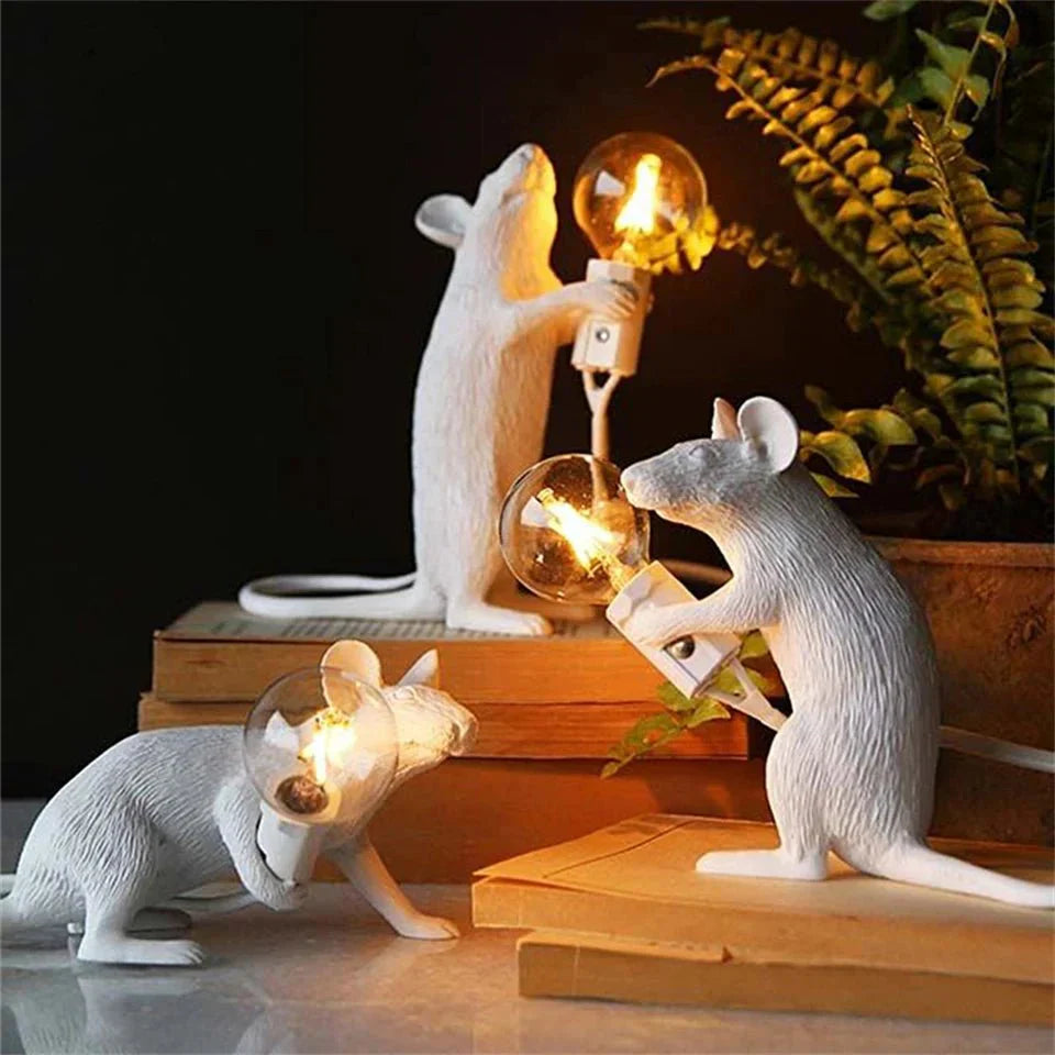 Neugieriger Entdecker | Verspielte Tischlampe Mausdesign 1
