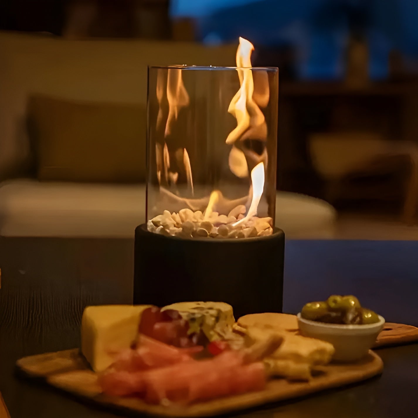 SleekFlame | Tischkamin mit schwarzem Metallsockel 1