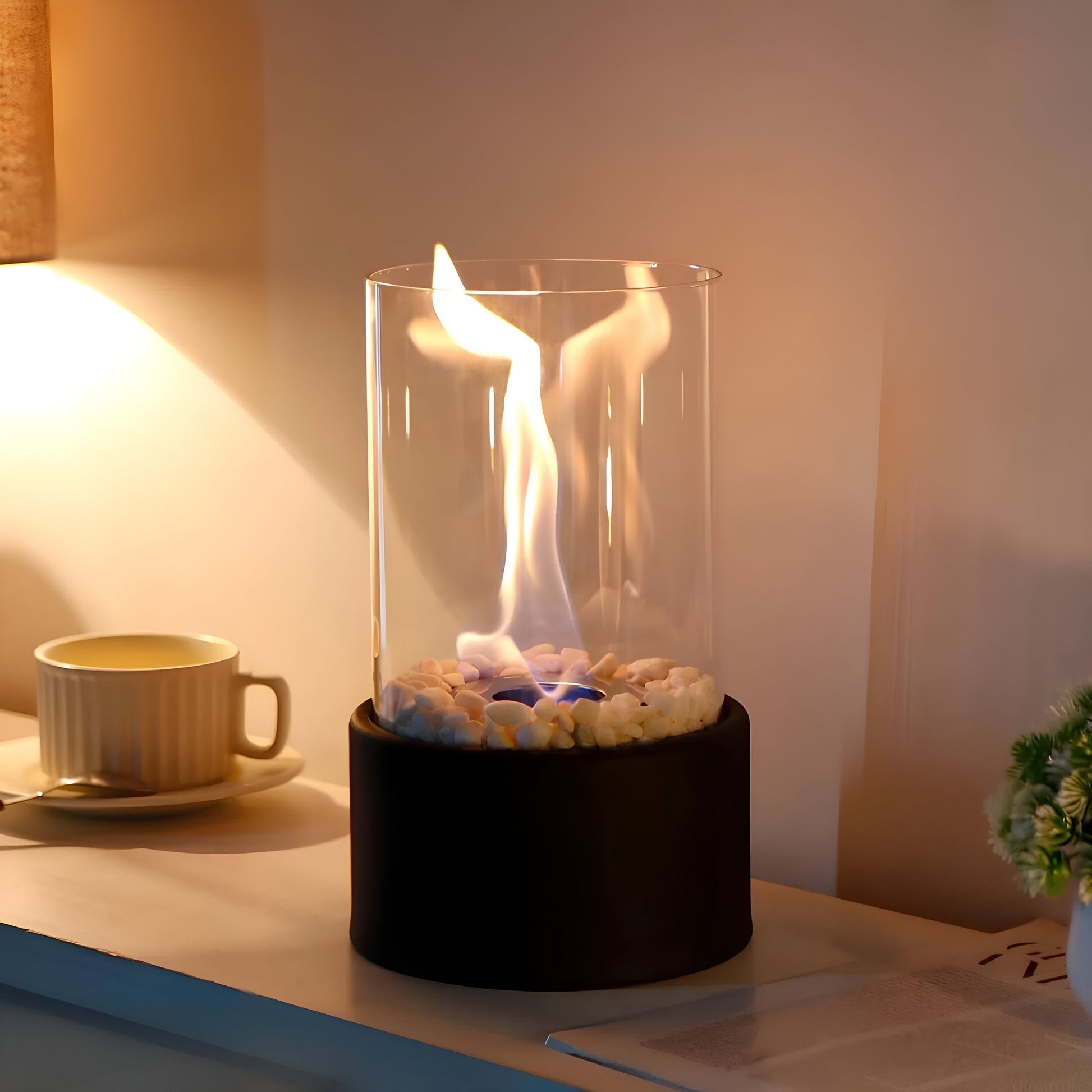 SleekFlame | Tischkamin mit schwarzem Metallsockel 3