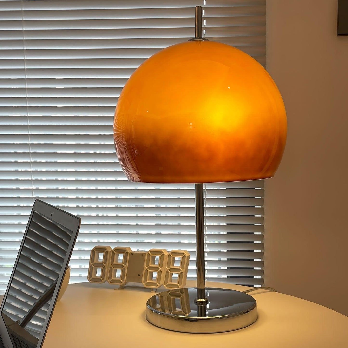 Pilz Bauhaus Tischlampe mit Bernsteinfarbenem Glasschirm | Elegante LED Tischleuchte für Modernes Wohndesign-4